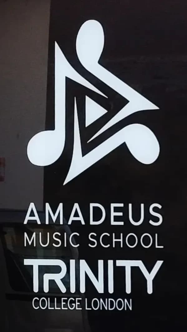 Insegna Amadeus Music School – Trinity College London all'ingresso della scuola