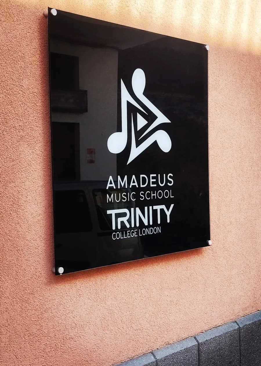 Targa della Amadeus Music School all'ingresso della scuola