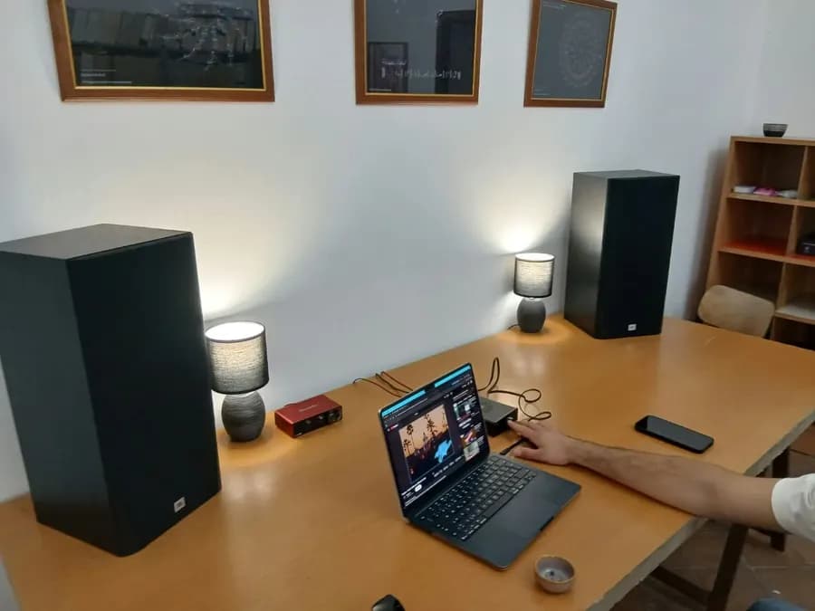 Postazione di ascolto e produzione con casse e scheda audio
