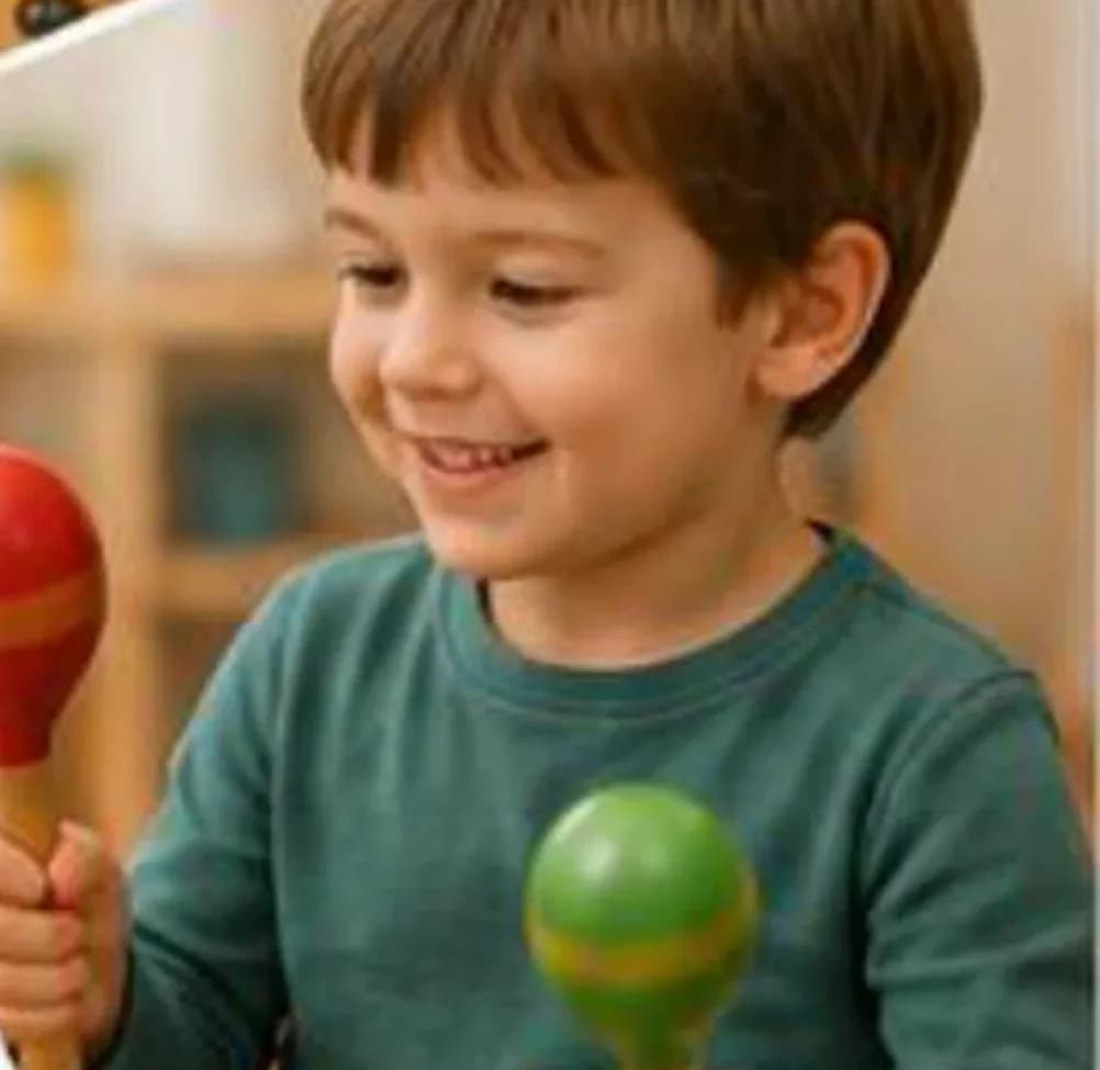 Bambino che suona le maracas