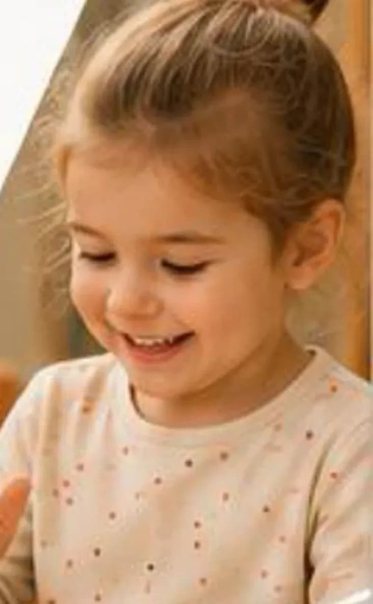 Bambina con il tamburello a lezione di propedeutica