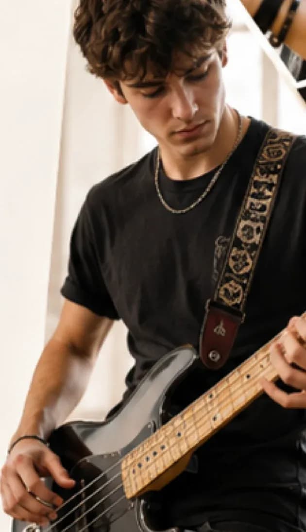 Bassista con basso elettrico